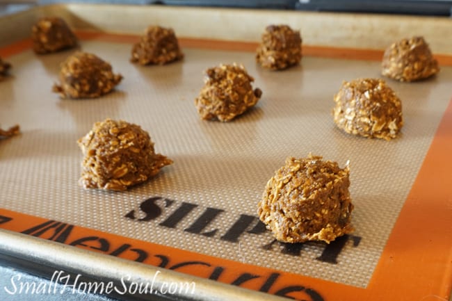 Homemade Molasses Oatmeal cookies are so chewy and yummy. These are best enjoyed with a big glass of ice cold milk – www.smallhomesoul.com