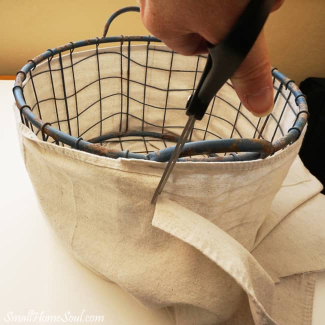 Make your own drop cloth basket liner, without a pattern, using the steps in this tutorial by www.smallhomesoul.com. It will show off the beauty and details your wire baskets.