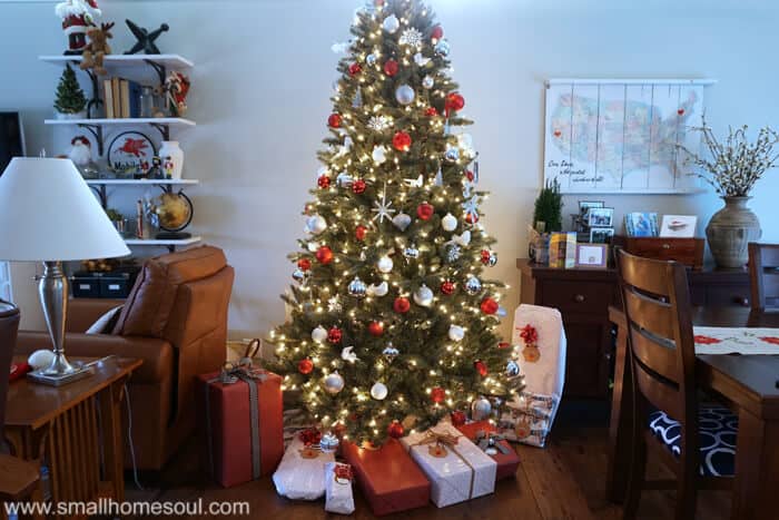 I love the simple christmas decor in this room and how lovely it's displayed.